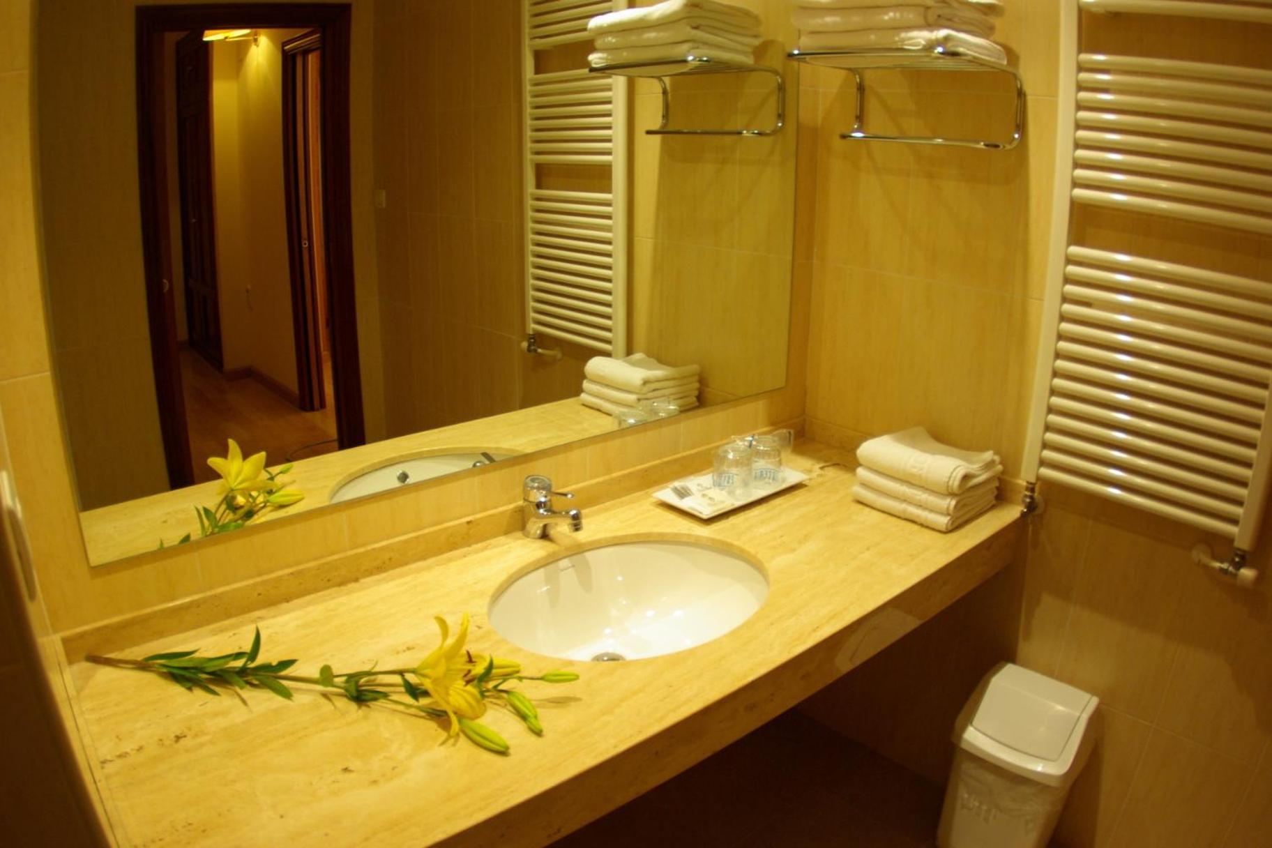 Hotel Y Apartamentos Arias Navia Bagian luar foto