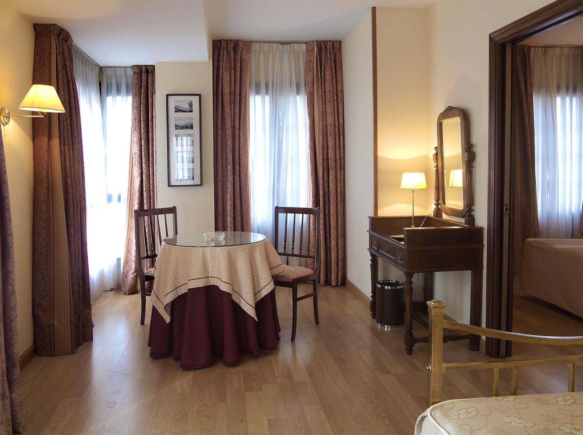 Hotel Y Apartamentos Arias Navia Bagian luar foto