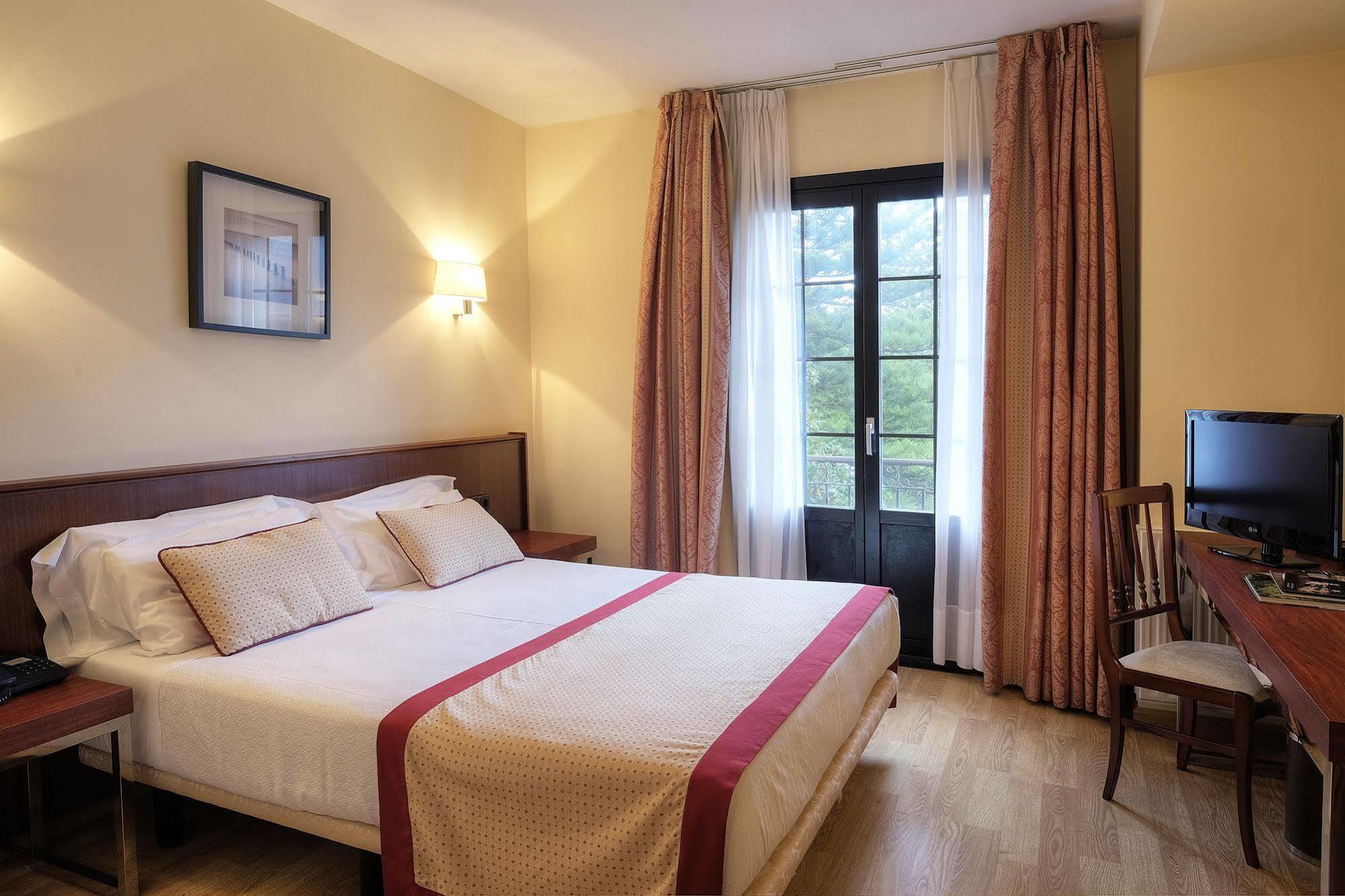 Hotel Y Apartamentos Arias Navia Bagian luar foto