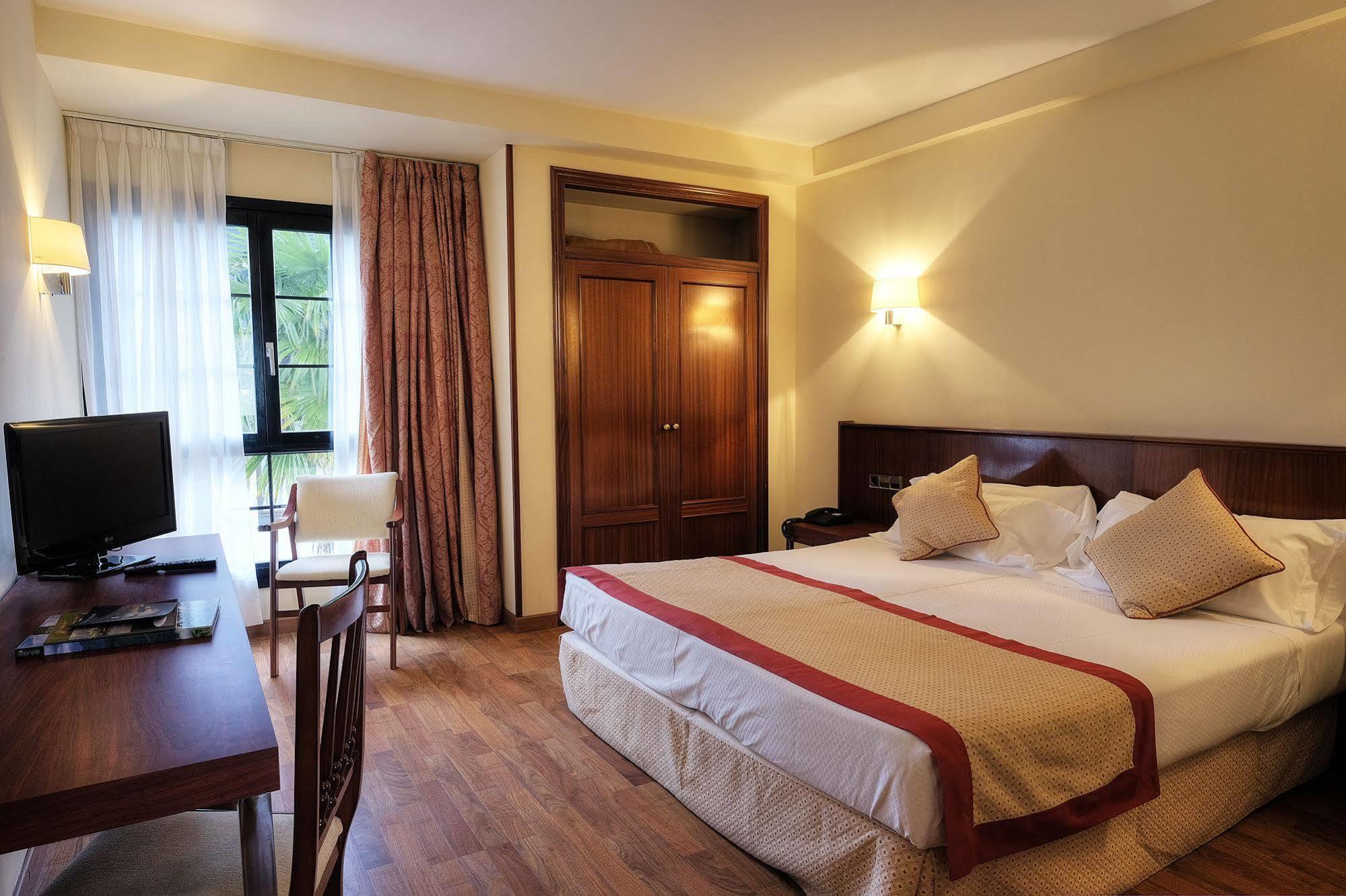 Hotel Y Apartamentos Arias Navia Bagian luar foto
