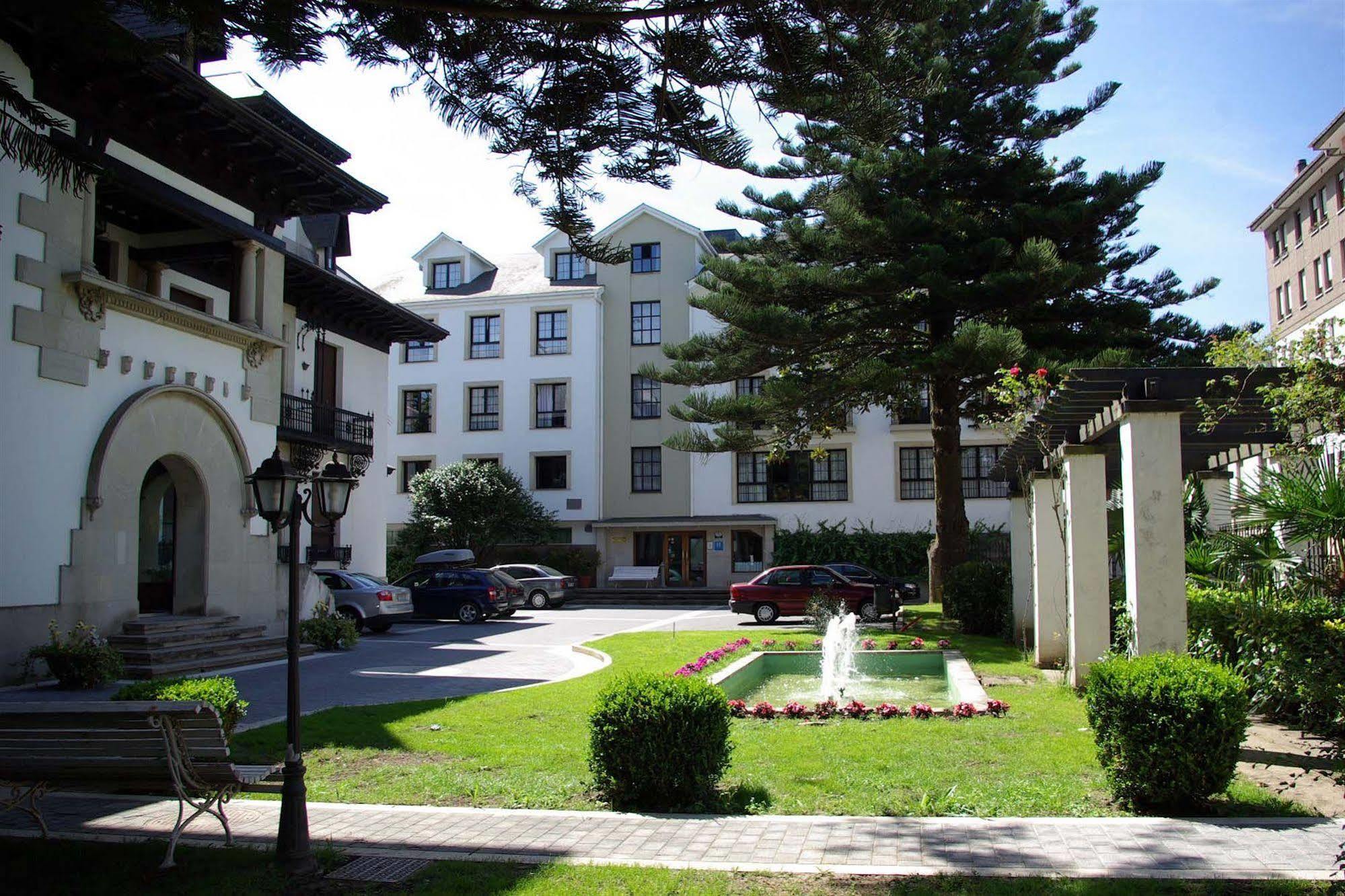 Hotel Y Apartamentos Arias Navia Bagian luar foto